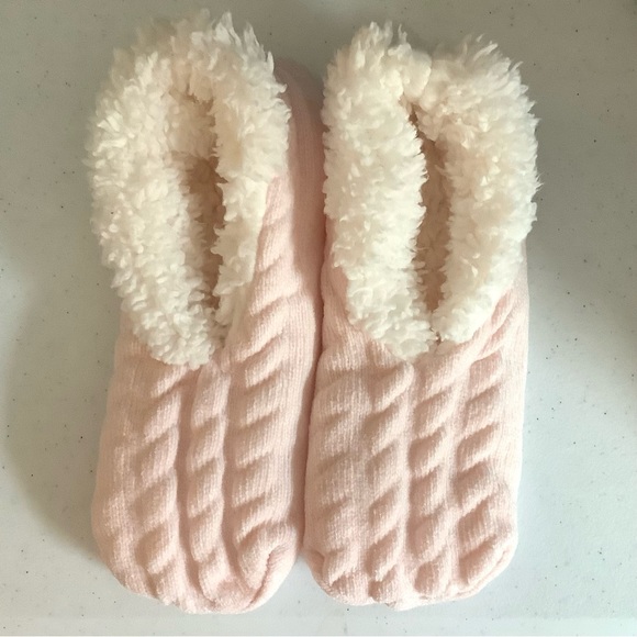 NWT Comfy Fuzzy Soft Slippers - Picture 5 of 5